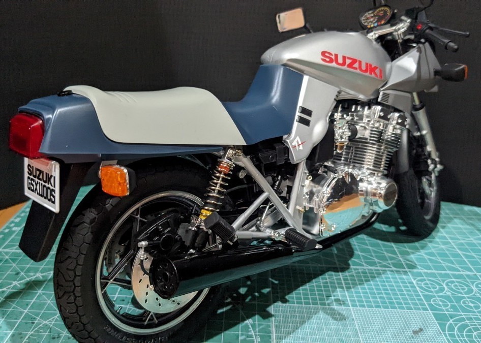 プラモデル スズキ GSX1100S カタナ 1/6 塗装済完成品