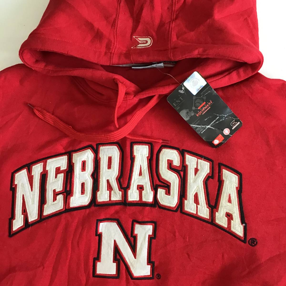 (H 3421) COLLEGE EQUIPMENTパーカー NEBRASKA HUSKERS 未使用 カレッジ系 XXL プルオーバー 赤 1円スタート アメリカ古着 古着卸_画像1