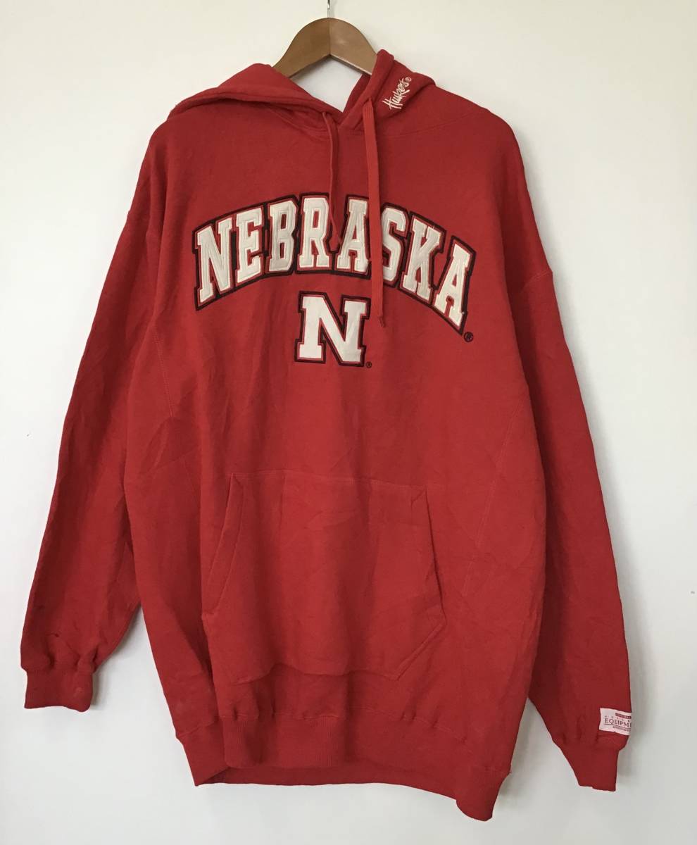 (H 3421) COLLEGE EQUIPMENTパーカー NEBRASKA HUSKERS 未使用 カレッジ系 XXL プルオーバー 赤 1円スタート アメリカ古着 古着卸_画像2