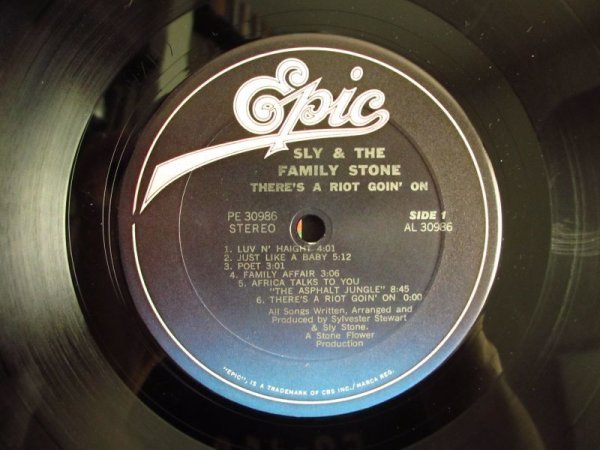 最高傑作 / Sly & The Family Stone / スライ&ザ・ファミリー・ストーン / There's A Riot Goin' On / Epic / PE30986 / US盤 / リイシュー_画像3