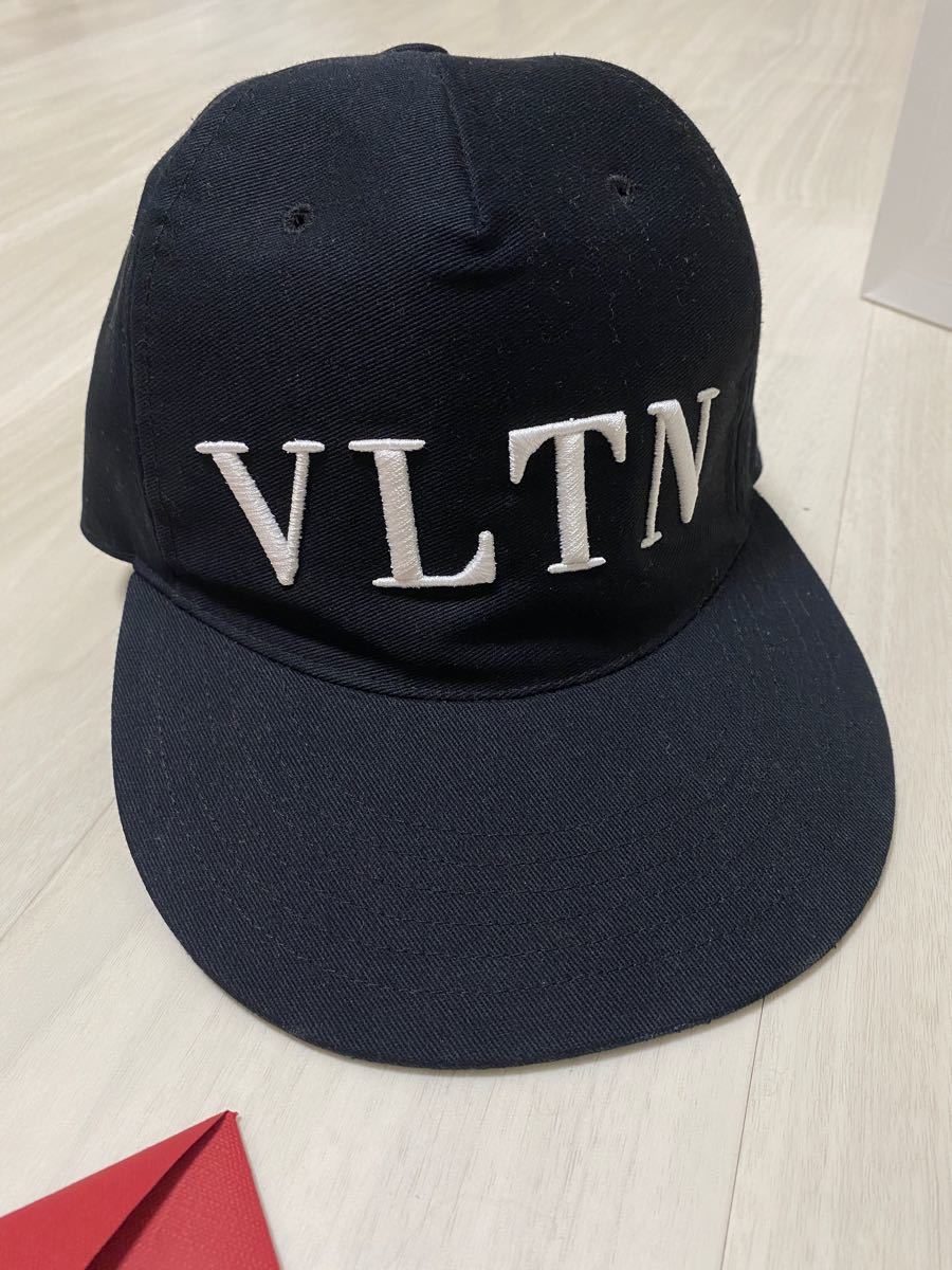 新品ヴァレンティノ 1Y2HDA10TNQ 0NI VLTN キャップ 58m eva.gov.co