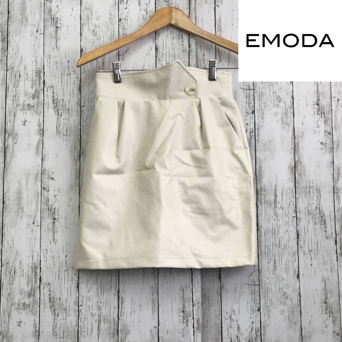 EMODA　エモダ　アシンメトリーコルセットハイウェストスカート　Mサイズ　アイボリー　ヒップに沿って丸みのあるシルエット　S6-223　USED_画像1
