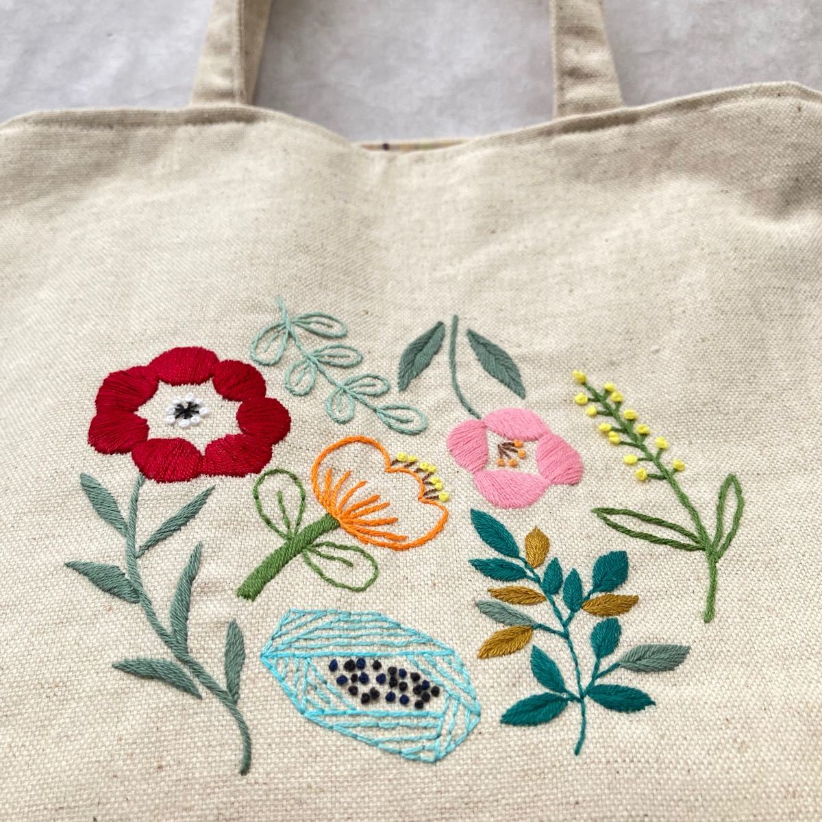 手刺繍入り ハンドメイド トートバッグ 【北欧風】