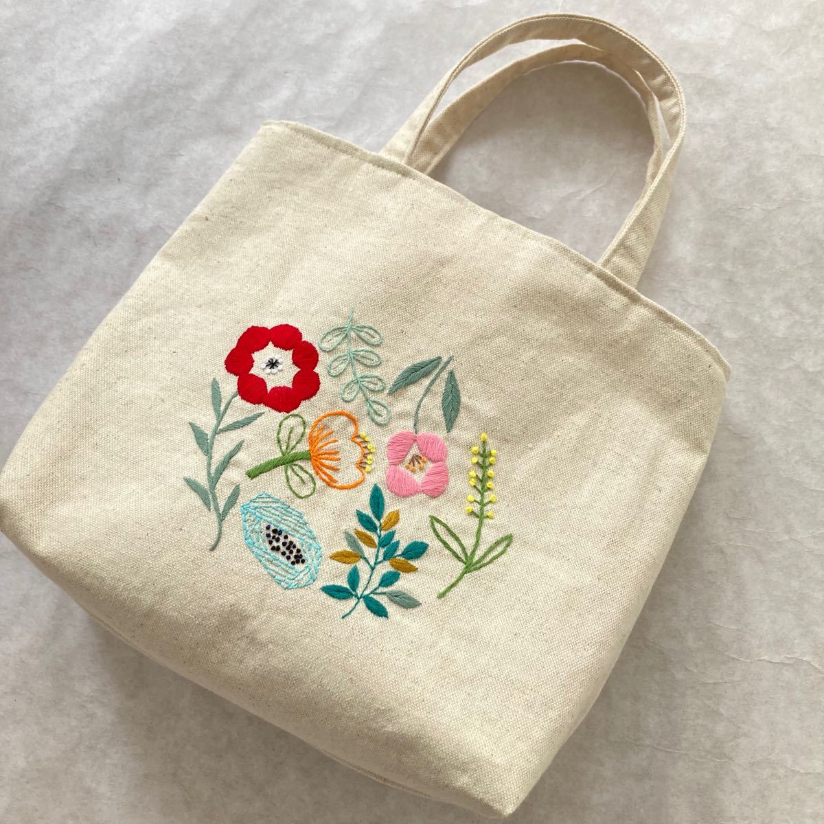 手刺繍入り ハンドメイド トートバッグ 【北欧風】