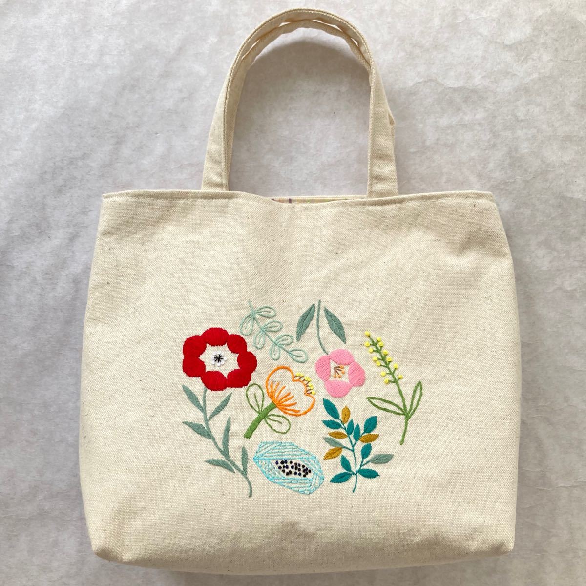 手刺繍入り ハンドメイド トートバッグ 【北欧風】