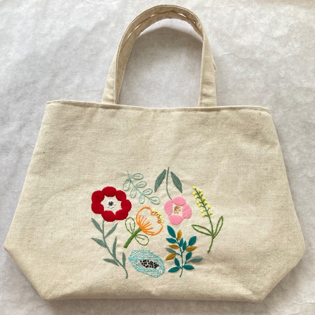 手刺繍入り ハンドメイド トートバッグ 【北欧風】