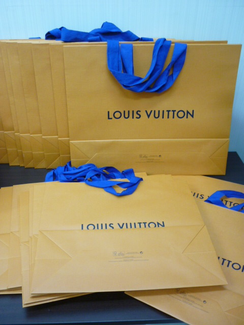 35. LOUIS VUITTON ルイ・ヴィトン 紙袋 4種サイズ 19枚セットで ショッパー 現行 オレンジ