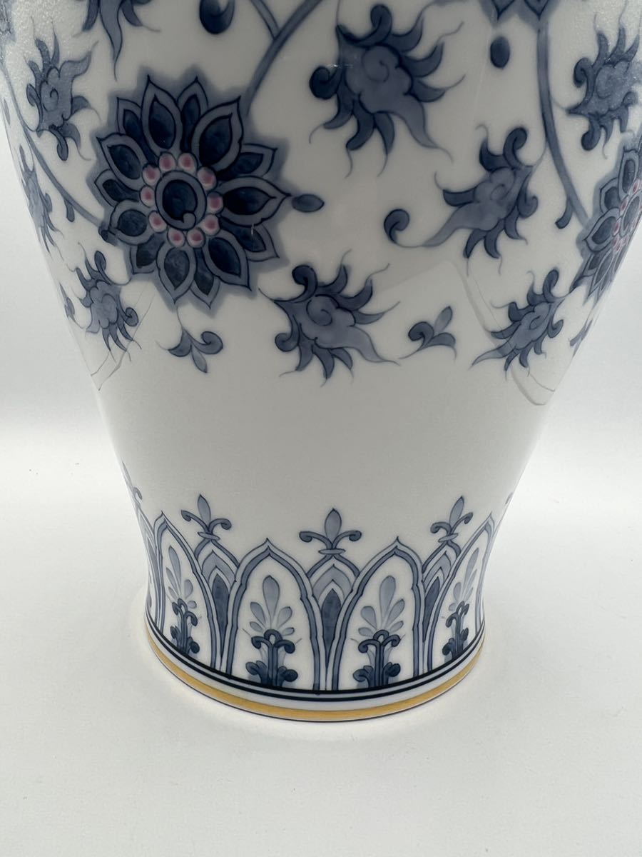 【桃花島】A0135 大倉陶園 花瓶 花器 手描き 呉須唐草 高さ35cm _画像3