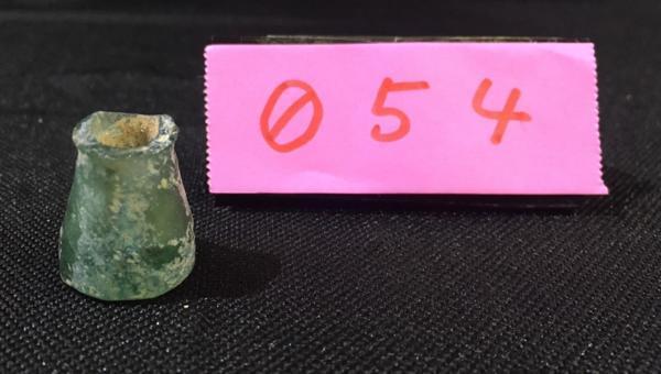 054 銀化 古代ガラス 欠片 ローマングラス 極彩色 高さ:約2.2cm シリア出土 紀元3-4世紀 /ローマンガラス 発掘品