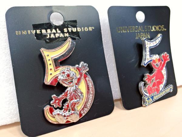 【定形外で送料200円】未使用 USJ ユニバーサルスタジオジャパン セサミ/エルモ 5周年記念 限定 ピンバッジ ピンバッチ 2個セット レア _画像3