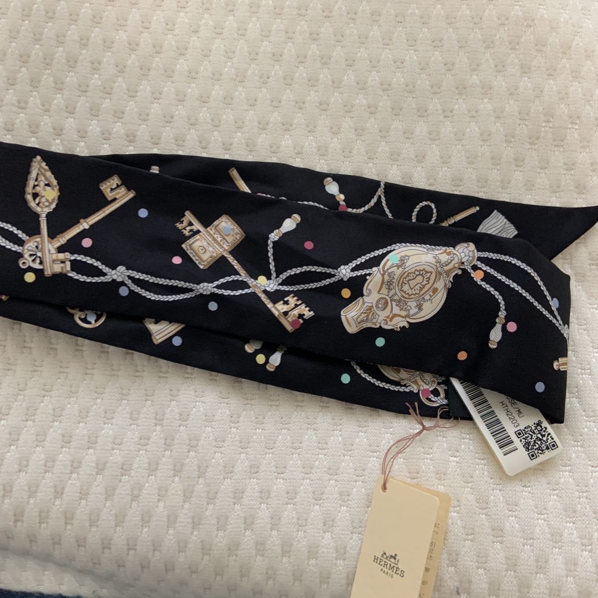 最新作の HERMES エルメス ポンポンチャーム シルク TH132