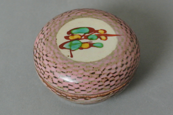 ∞ 南 美 ∞【 島岡達三 象嵌 赤絵 草花文 盒子 共箱・共布付き】 最大径約7.7cm 人間国宝 縄文象嵌 香合 茶道具_画像2