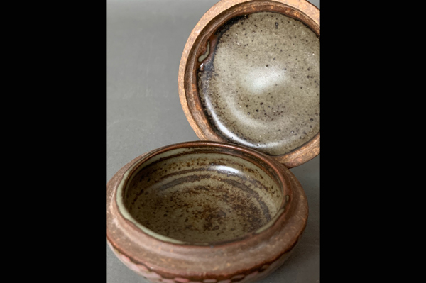 ∞ 南 美 ∞【 島岡達三 象嵌 赤絵 草花文 盒子 共箱・共布付き】 最大径約7.7cm 人間国宝 縄文象嵌 香合 茶道具_画像5