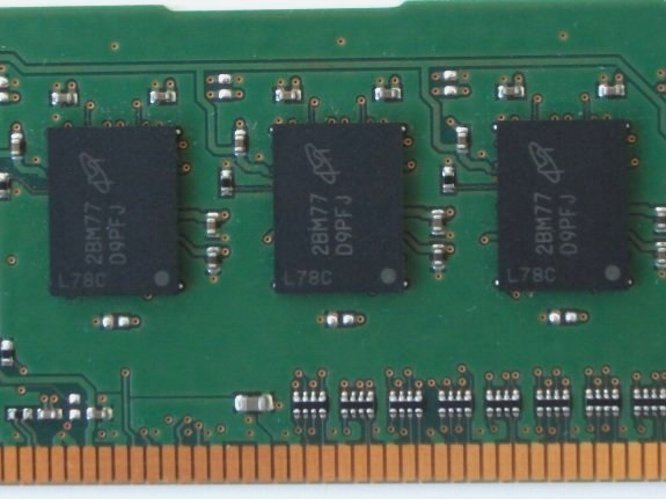 ■Micron 2GBx1枚 MT8JTF25664AZ-1G6M1 PC3-12800U DDR3 1600MHz non-ECC Unbuffered 240Pin DIMM Memory Module 片面実装 中古 送料200円_■Micron 2GBx1枚 MT8JTF25664AZ-1G6M1