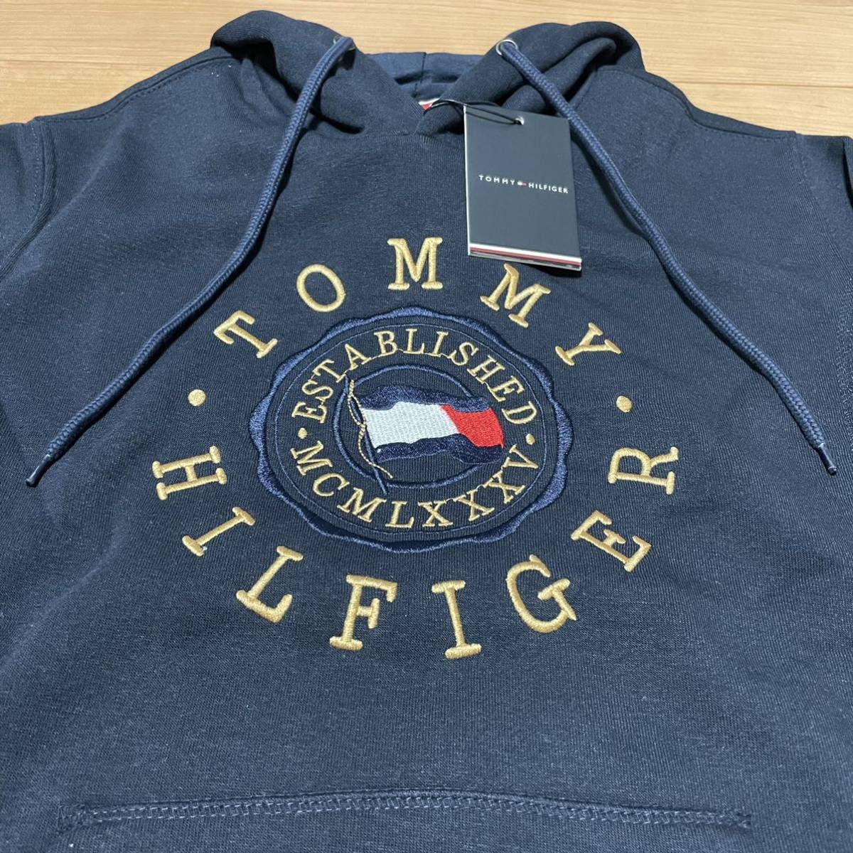 1円スタート！未使用　トミーヒルフィガー　TOMMY HILFIGER　ロゴ　スウェット　パーカー　ネイビー　Sサイズ　長袖_画像2