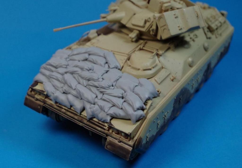  брюки .- искусство RE35-242 1/35 M2 Bradley Sand сумка armor -