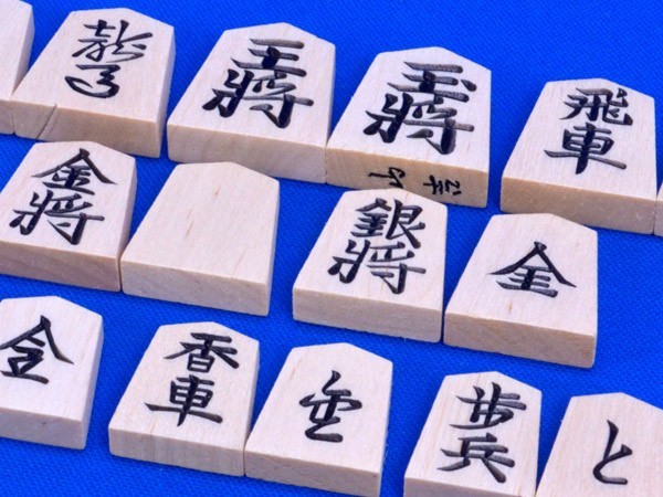 将棋セット 北海道産本桂2寸足付将棋盤セット【特売品】 (木製 将棋セット 北海道産本桂2寸足付将棋盤セット【特売品】 (木製