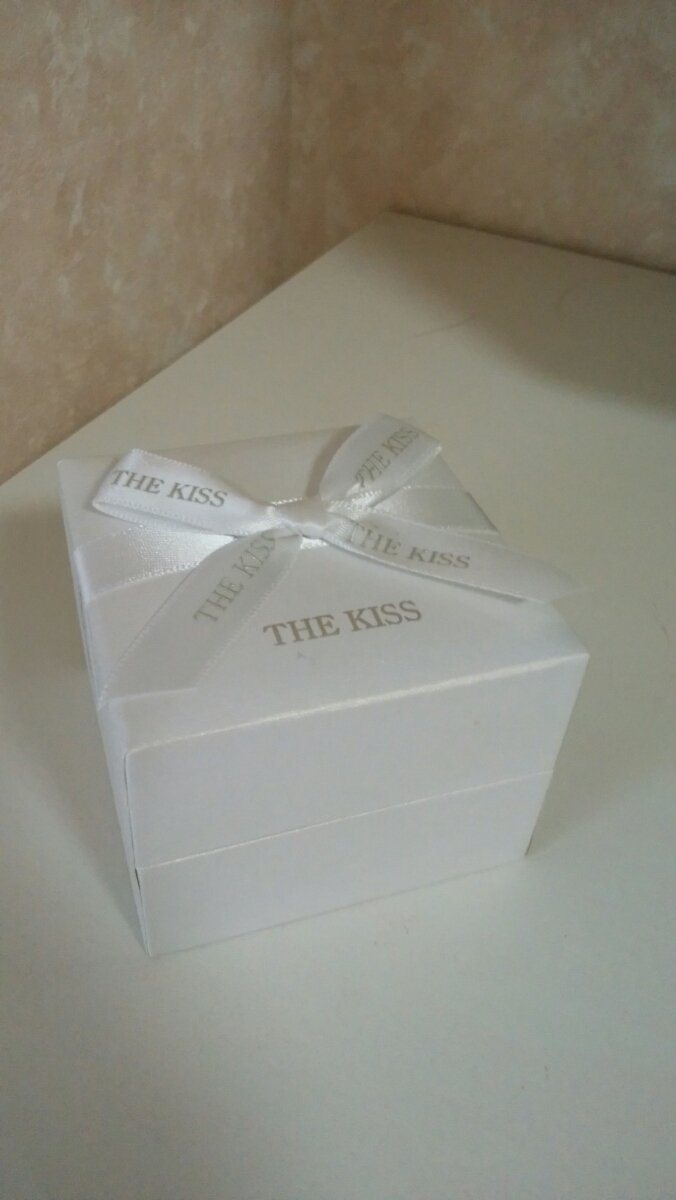  The Kiss THE KISS ring inserting ring holder jue Reebok s white empty box gift box 