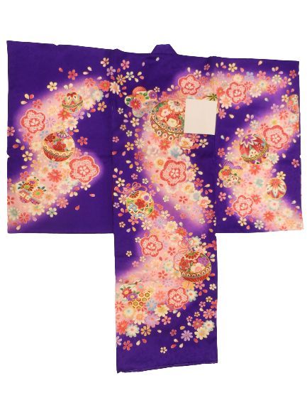 o. три . первый надеты девочка производство надеты кимоно один . праздник надеты младенец натуральный шелк фиолетовый земля рука . маленький Sakura рисунок No.15