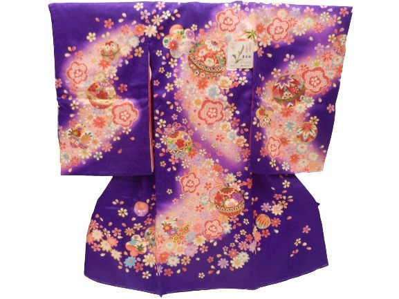 Первое визит в храм с девушкой Кимоно один кимоно -одно тело празднование ребенка чистое шелковое пурпурное земля