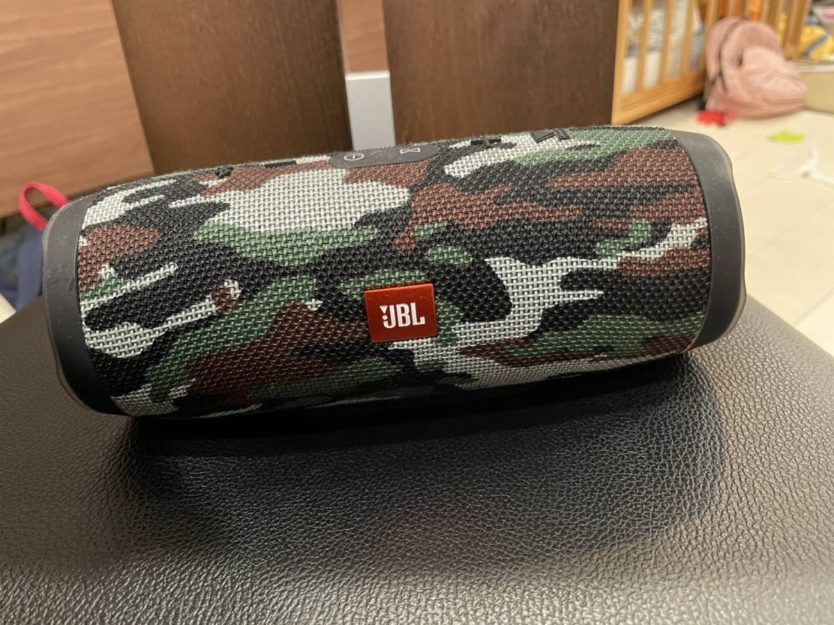 JBL CHARGE３（チャージ３）迷彩スクワッド 別売り純正ケース付き 中古美品 使用少なめ _画像1