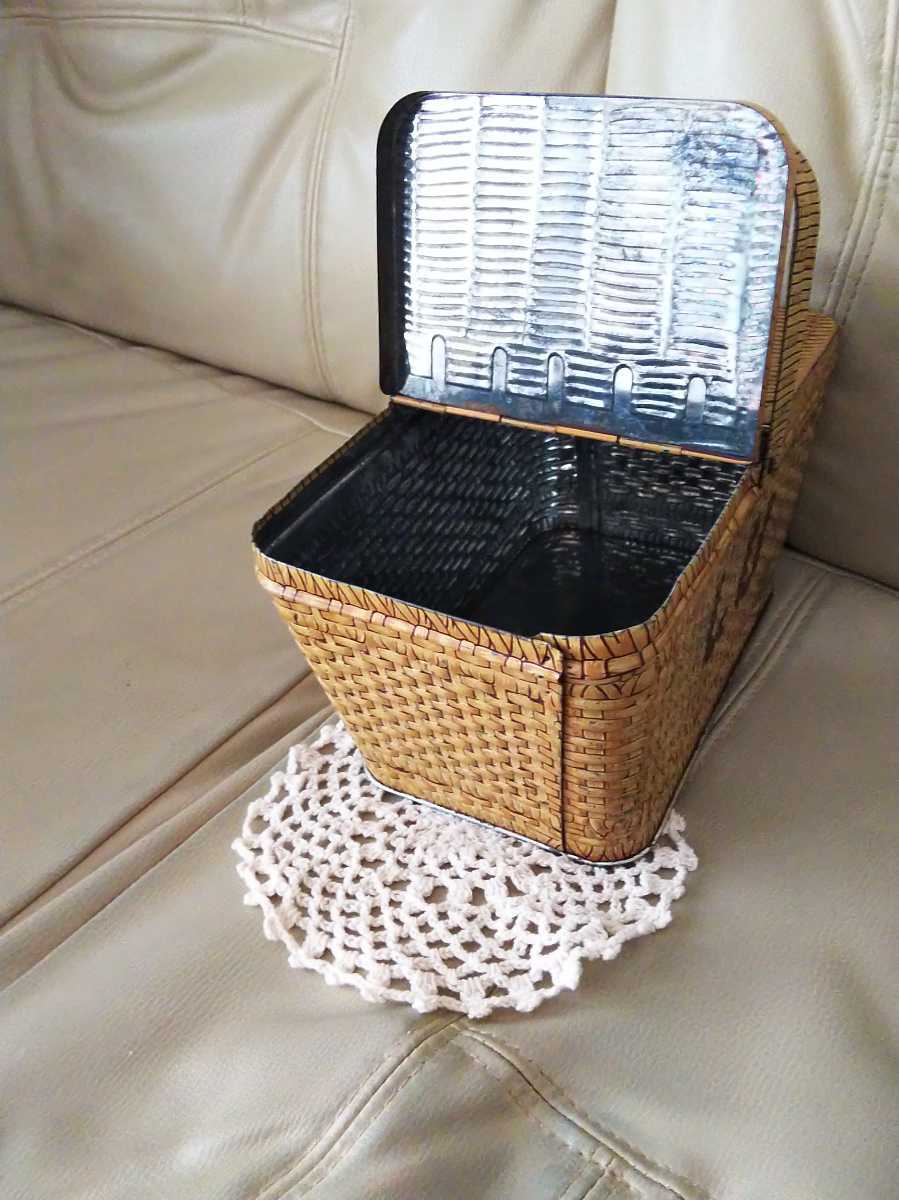  Father's day rare France antique LU can biscuit basket rattan pannier basket antique tin plate screw k doll na-salimeru abrasion race furniture 