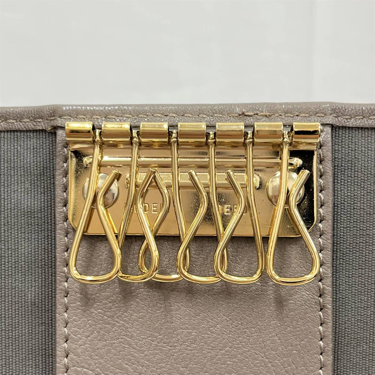 【極美品】ジミーチュウ ネプチューン 6連 キーケース 003217 ベージュ スター スタッズ レザー メンズ レディース メタリック JIMMY CHOO