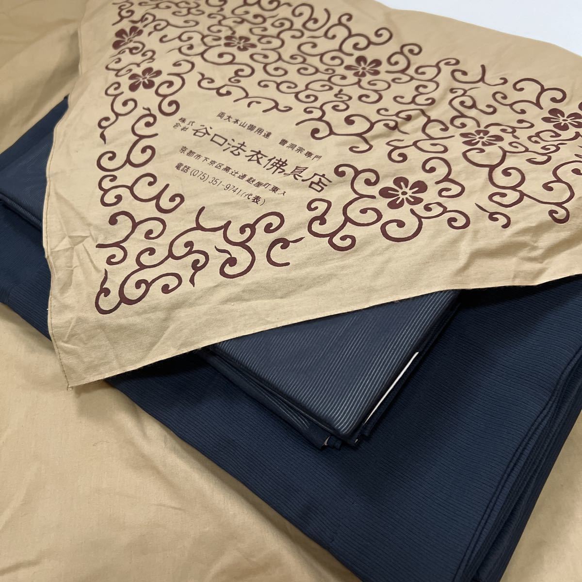 美品 曹洞宗【七条袈裟】両山紋 夏用 紺 刺繍 禅 法要 葬儀 仏具 美品 曹洞宗【七条袈裟】両山紋 夏用 紺 刺繍 禅 法要 葬儀 仏具