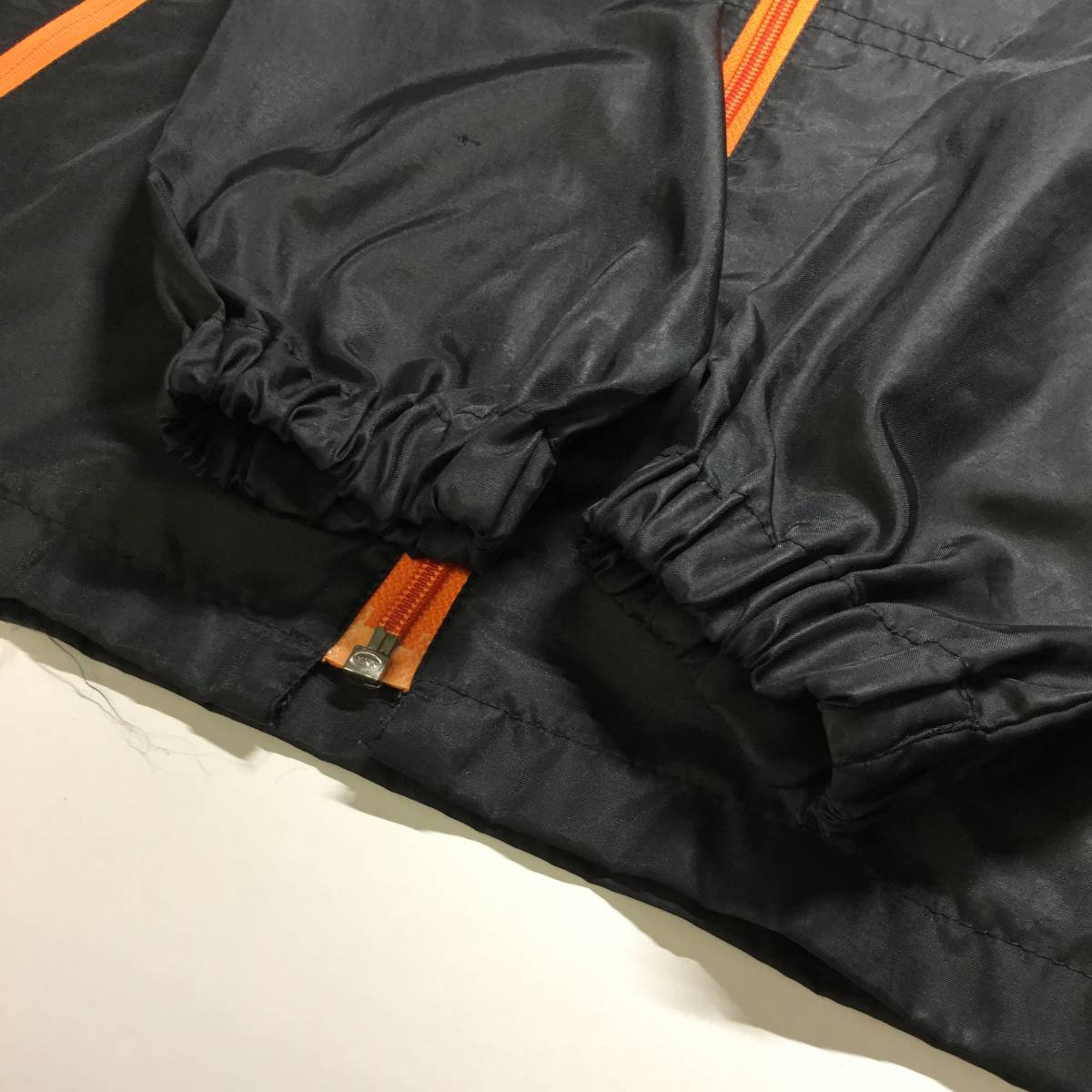 アディダス  ナイロンジャケット ブラック オレンジ デサント製 Sサイズ フード付き