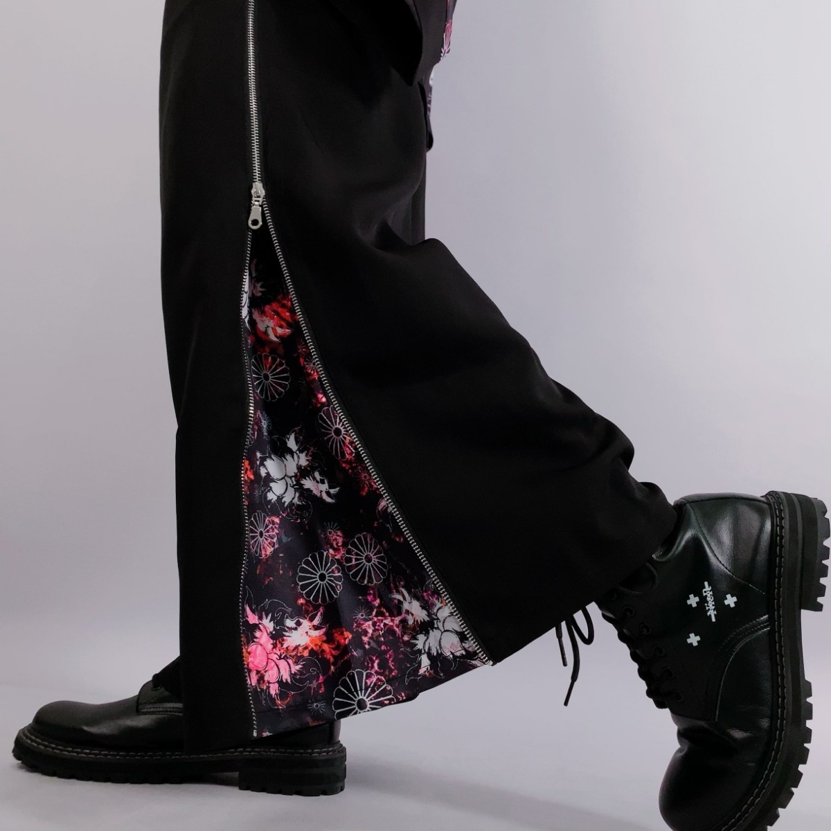 NieR ニーア 2WAY SIDE ZIP WIDE PANTS【和柄九尾・赤】|Yahoo NieR ニーア 2WAY SIDE ZIP WIDE PANTS【和柄九尾・赤】|Yahoo