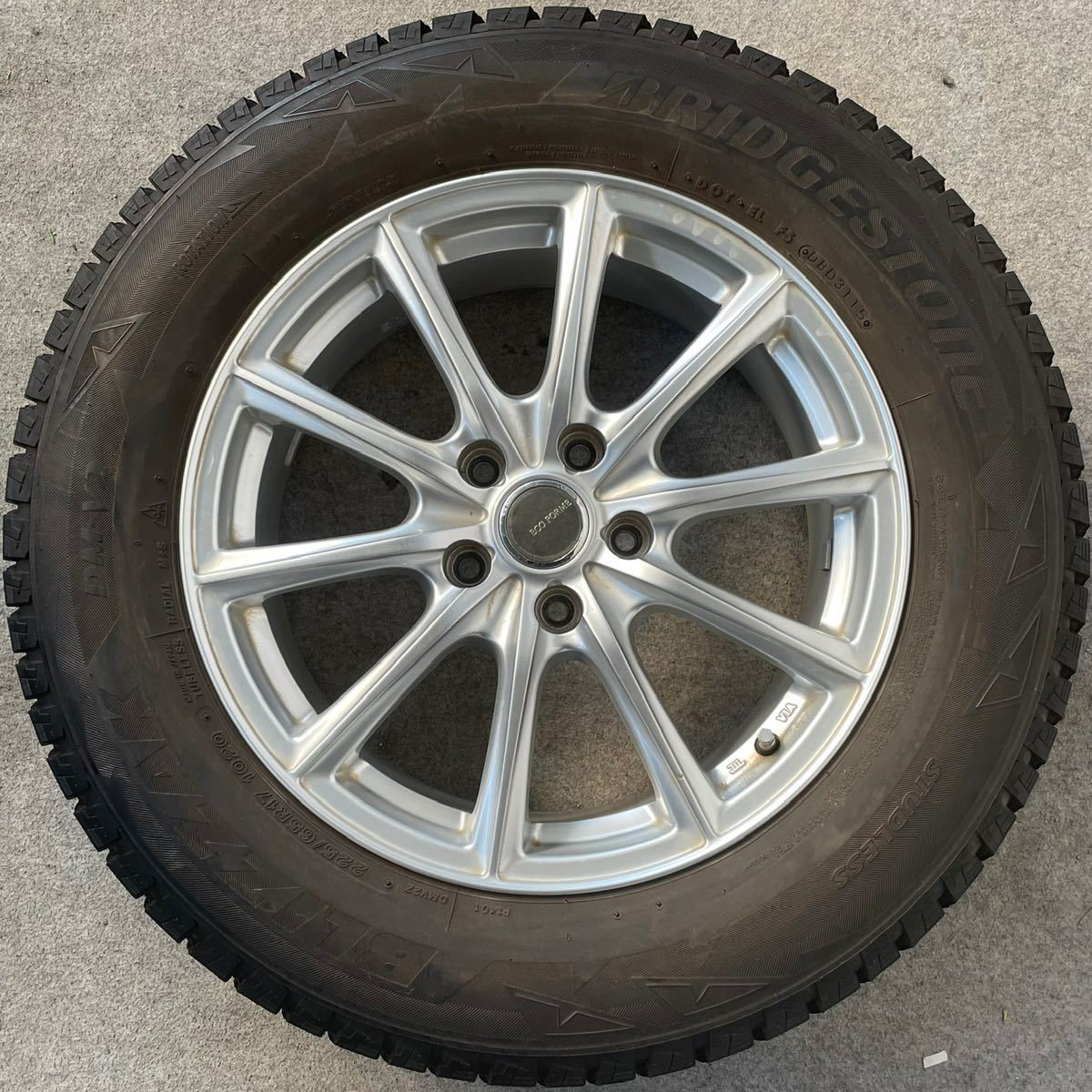 綺麗！バリ溝。BRIDGESTONE ECO FORME SE-15 17インチ×7J＋45 114.3/5穴BRIDGESTONE 225/65R17スタッドレス4本。アルファードエスティマ_画像2