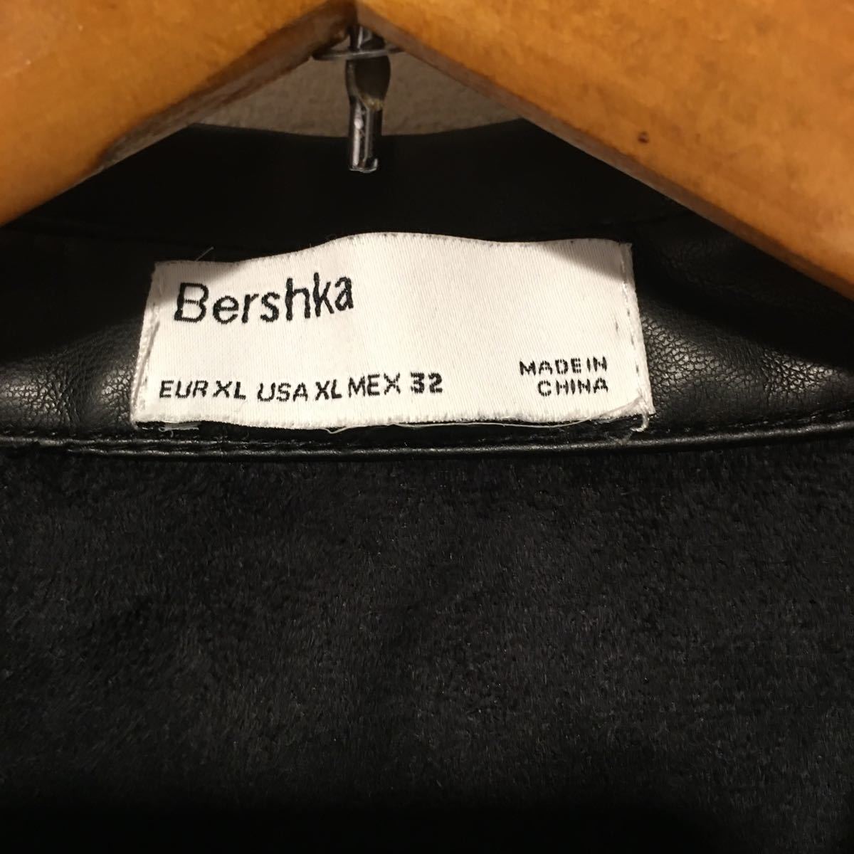 bershka ベルシュカ　フェイクレザーシャツ ブラック 32 レディースレザージャケット_画像3