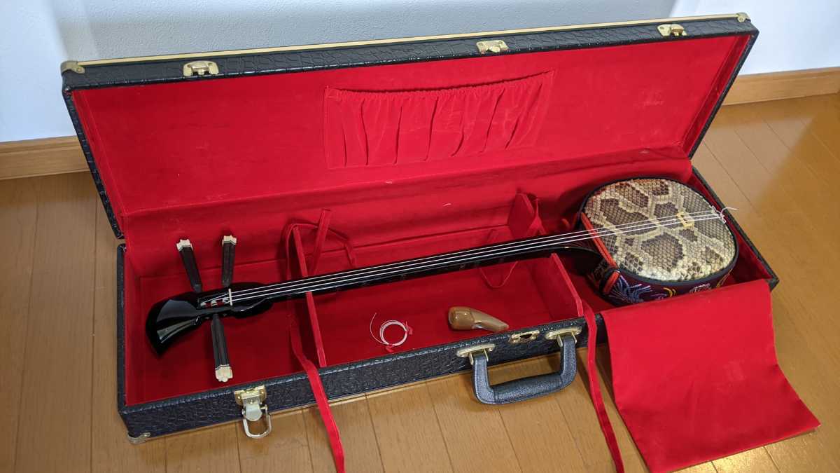 美品】沖縄三線 本蛇皮 ハードケース付き 黒塗り 三味線 三線 金胴巻き