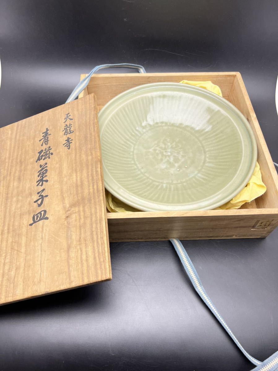 白翼】天龍寺青磁 陽刻花文 鎬 平鉢 ☆ 唐物 煎茶 中国 古玩