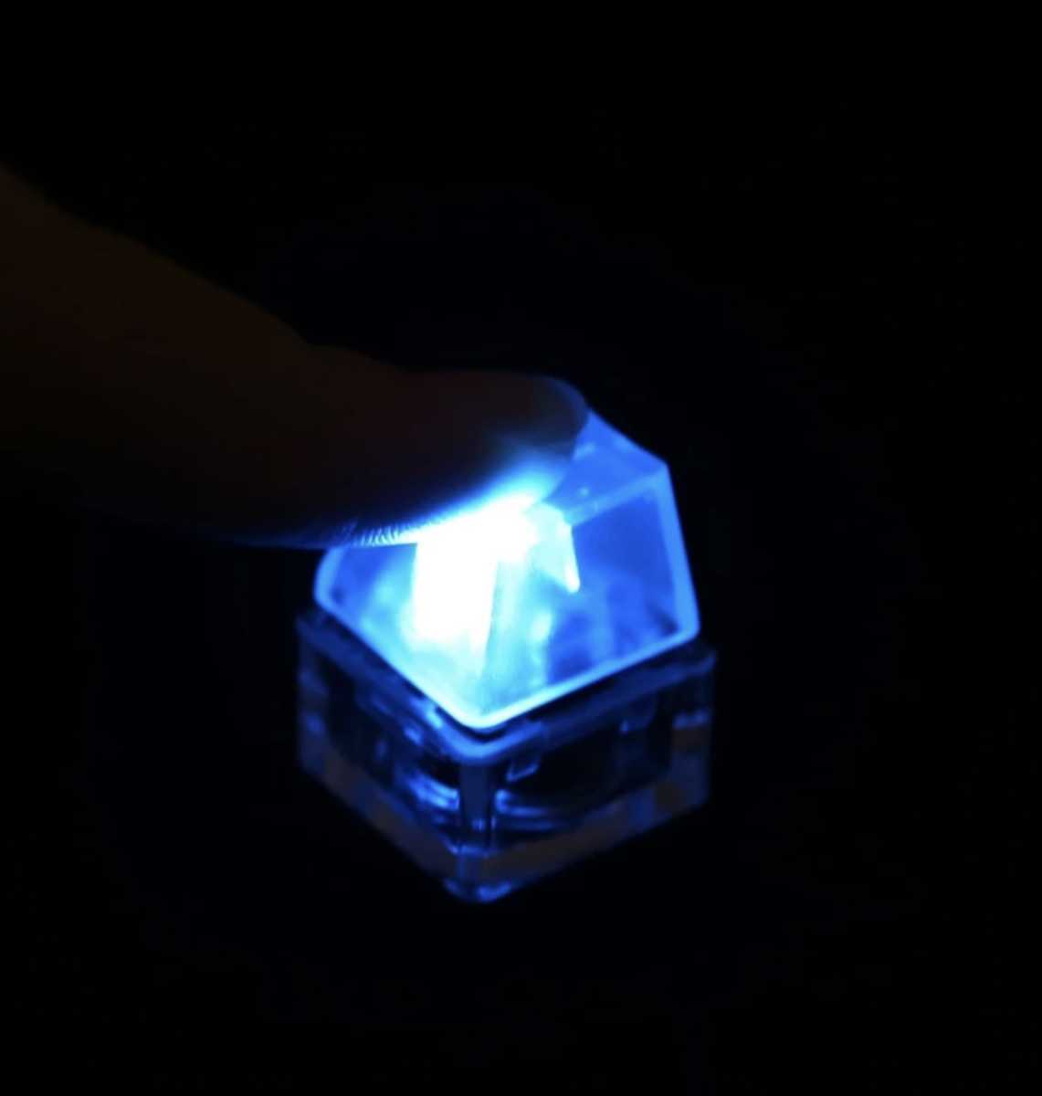 【匿名配送】キーボードースイッチ形キーホルダー☆押したら青く光る☆メカニカル構造チェーン付き