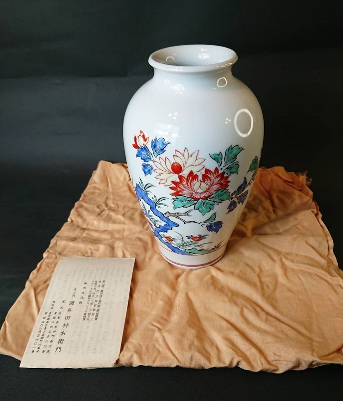 2839 十二代 酒井田柿右衛門 錦牡丹紋花瓶 共箱 - meridianbrandy.com