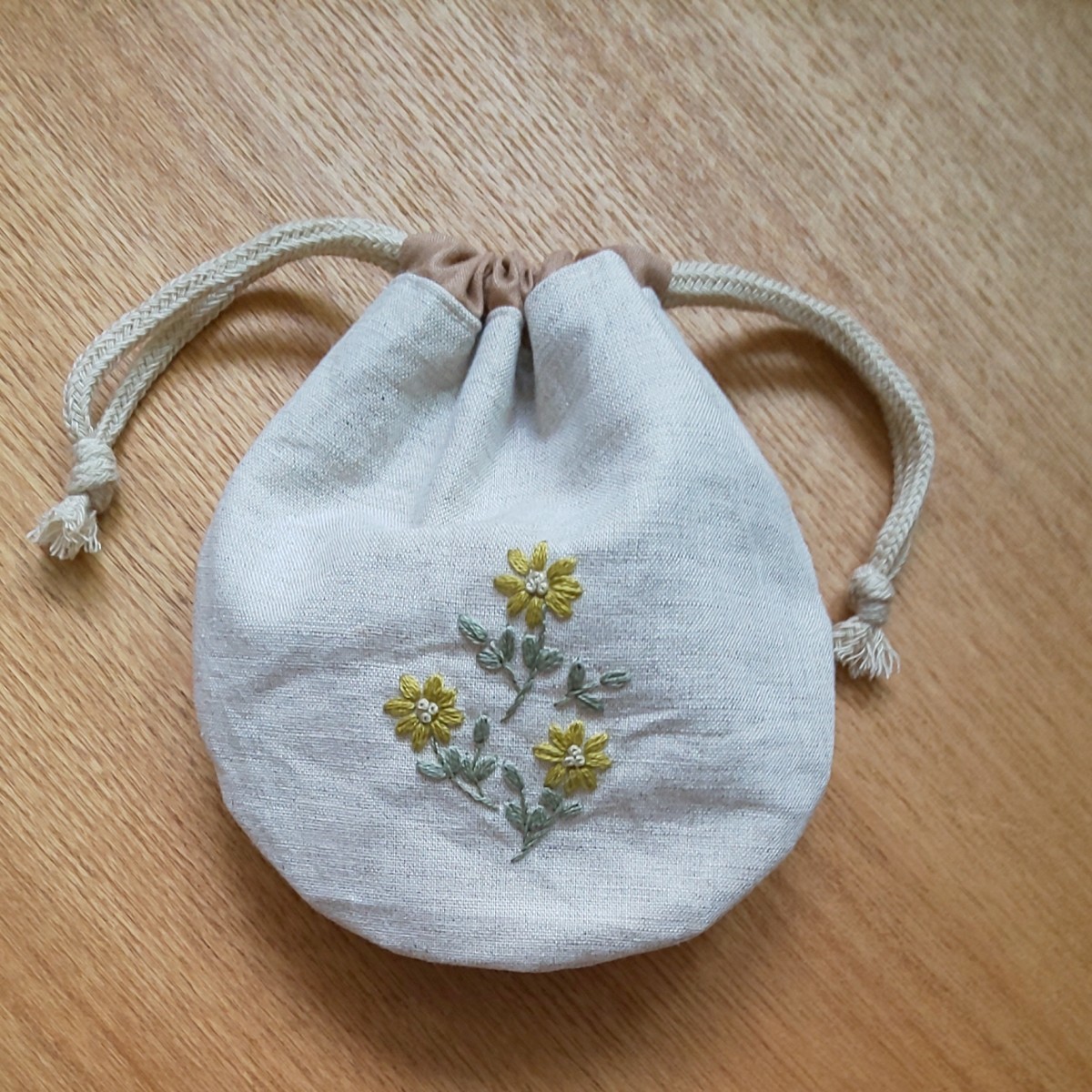 ハンドメイド  まん丸刺繍巾着(イエロー小花) 