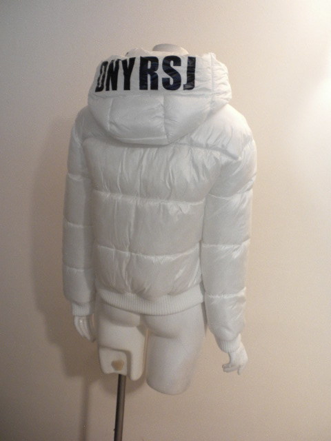 【在庫処分大特価!!】 格安!新品2022AWモデル☆彡イタリー『DENNY JEANS』◆デニーローズ◆希少1点!フードのBIGロゴが人気の白エコダウンジャケット! ROSE Mサイズ 【在庫処分大特価!!】 格安!新品2022AWモデル☆彡イタリー『DENNY JEANS』◆デニーローズ◆希少1点!フードのBIGロゴが人気の白エコダウンジャケット! ROSE Mサイズ