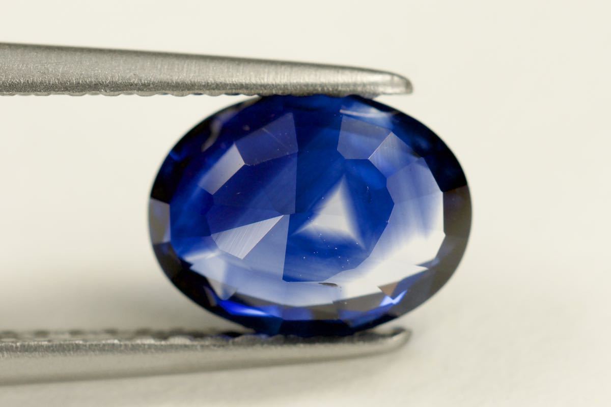 天然ブルーサファイア/ルース/重さ1.56ct/サイズ縦8.1㎜ x横6.2㎜ x高3.8㎜/天然コランダム/天然サファイア/ソーティング付き/天然石