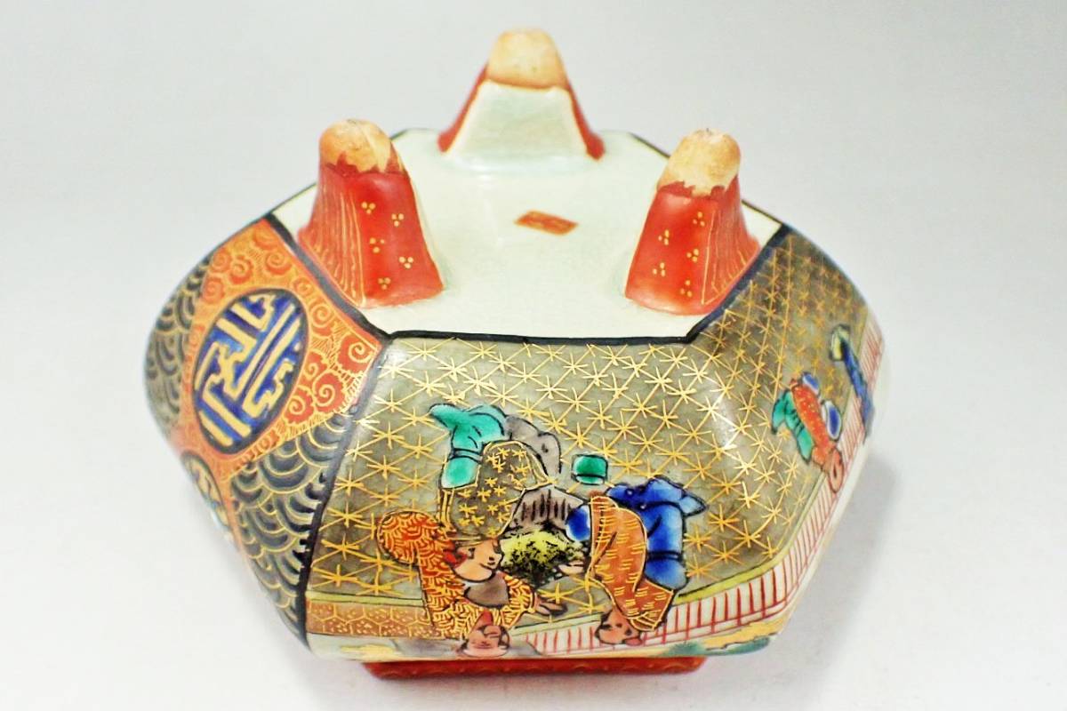  Kutani . three [ gold-painted porcelain hexagon lion censer ] unused storage goods / gold paint red . overglaze enamels flowers and birds map Go . person map Kutani K853