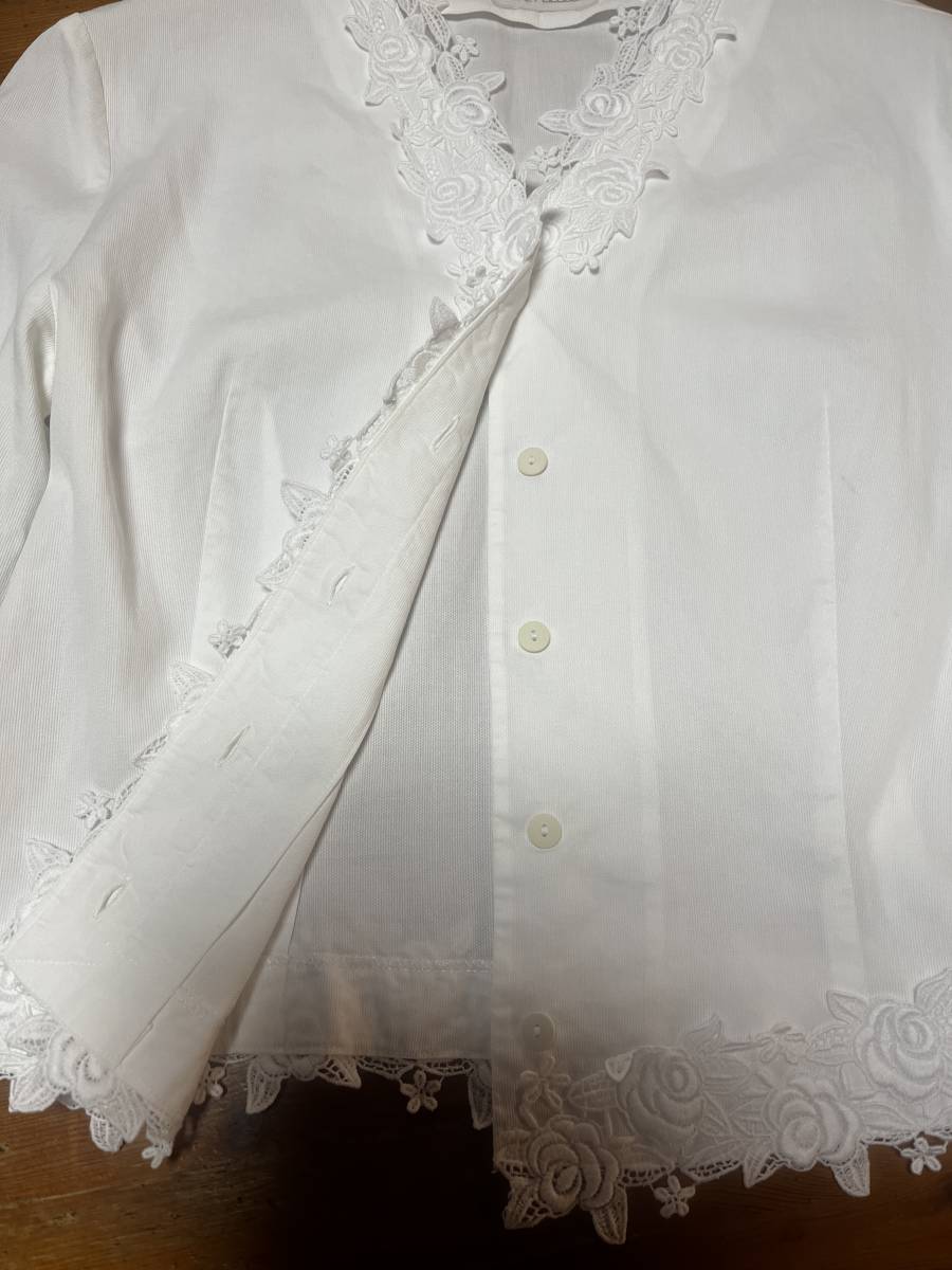 968【GENET BLOUSE】ジュネブラウス　白の綿ブラウス　ケミカルモチーフ縁どり　セレモニー_画像3