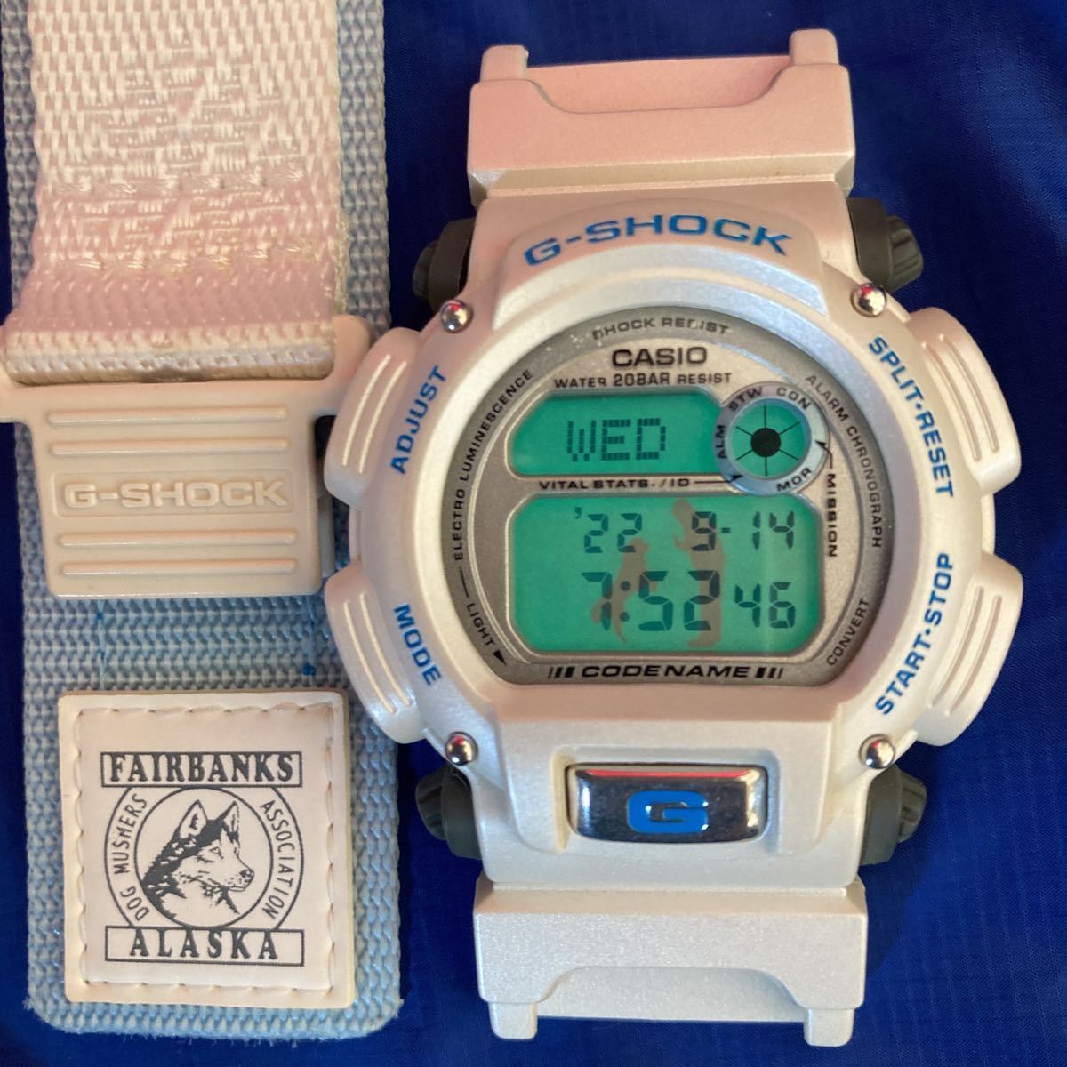 即決有ELライトに人と犬の絆の姿 限定犬ぞりG-SHOCK 白色パール 即決有ELライトに人と犬の絆の姿 限定犬ぞりG-SHOCK 白色パール