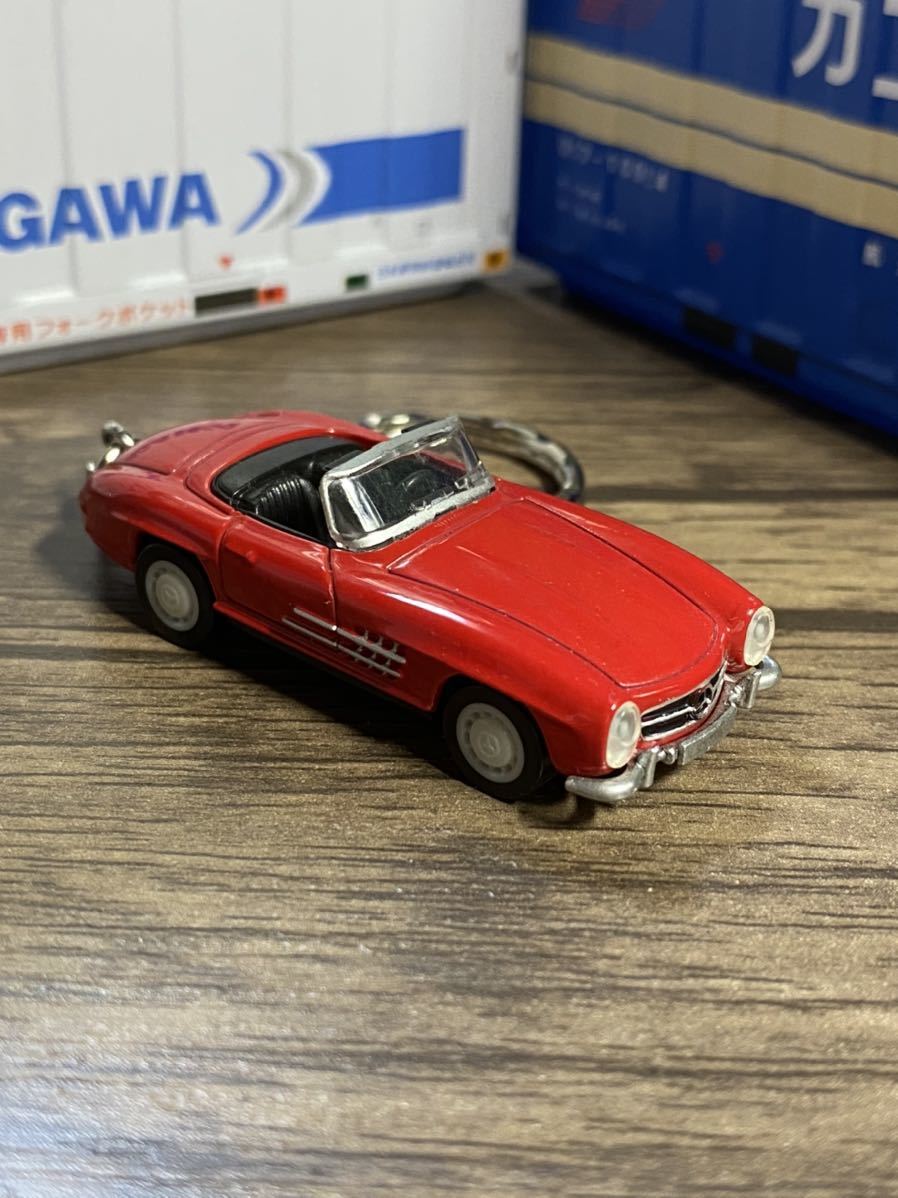 ●◎メルセデス・ベンツ 300SL ロードスター 赤 キーホルダー◎●④ オリジナル加工品 カーアクセサリー ミニカー ハンドメイドの画像1