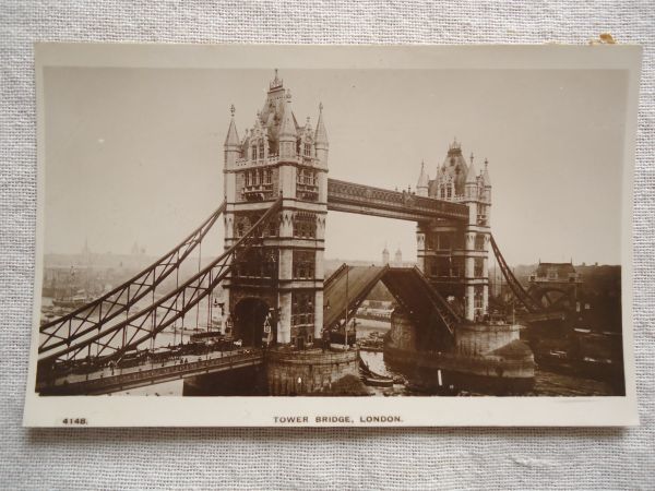 [ picture postcard 1 sheets ] TOWER BRIDGE -LONDON /HUNT\'S SERIES /SELFRIDGE / war front Vintage .. historical name . structure thing city street construction post card 24-4148