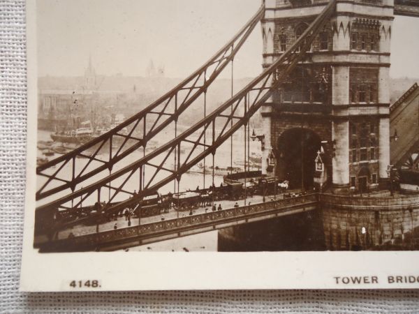 [ picture postcard 1 sheets ] TOWER BRIDGE -LONDON /HUNT\'S SERIES /SELFRIDGE / war front Vintage .. historical name . structure thing city street construction post card 24-4148