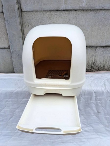 USED small size dog / cat for toilet size height approximately 42cm width some 40.5cm depth approximately 52cm ivory series 