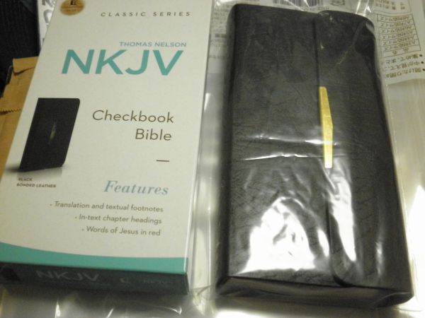 HOLY BIBLE TRAVEL FLIP-SNAP TYPE MINIBOOK INCLUDED OLD +NEW-TESTAMENTS FREESHIPMENT(minimum only)_画像1