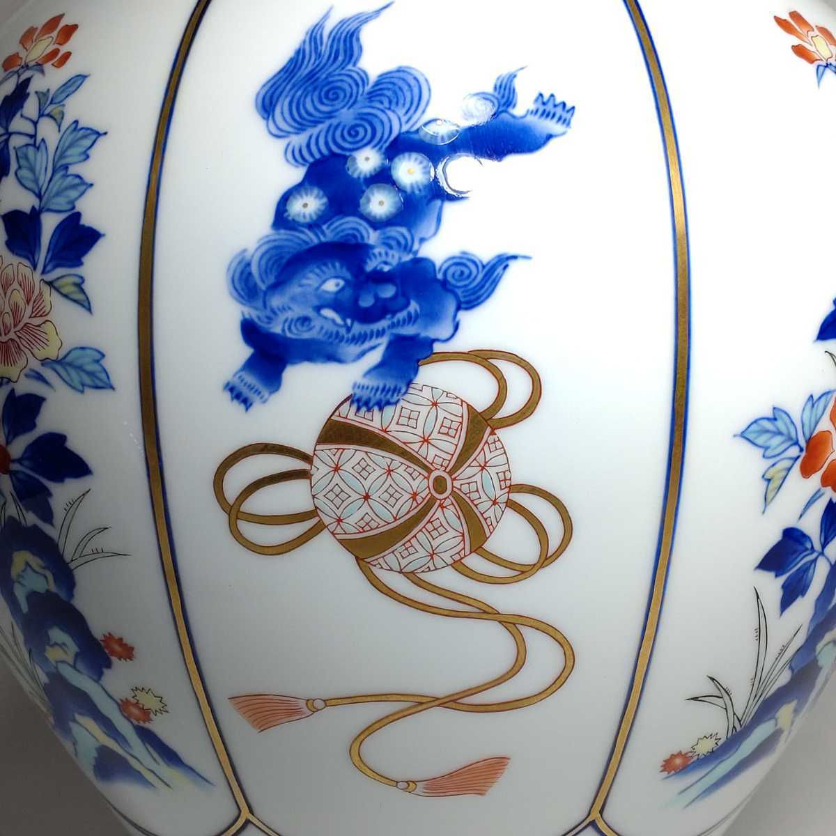 香蘭社 磁芸工房謹製 染錦 八方割 玉乗獅子牡丹模様 花瓶 高さ約31cm