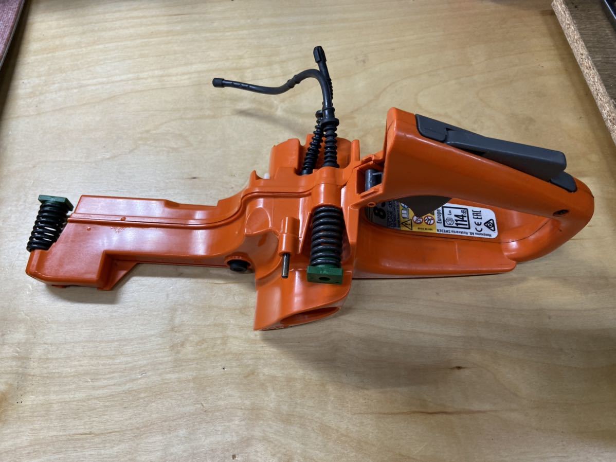 本物の ハスクバーナ 135e 燃料タンク 右ハンドル エンジンチェーンソー 部品 チェーンソー 本物の ハスクバーナ 135e 燃料タンク 右ハンドル エンジンチェーンソー 部品 チェーンソー