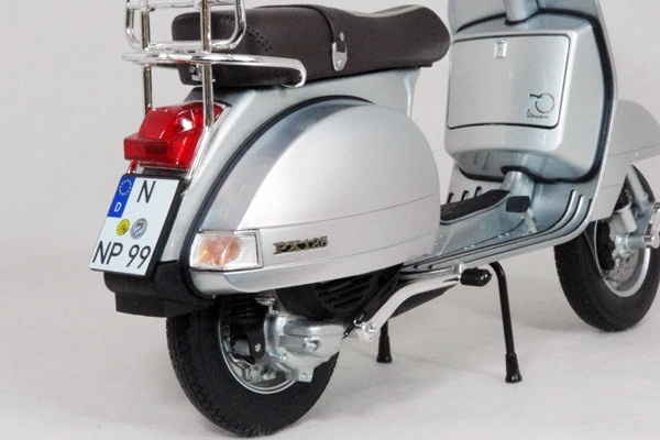 * 1/10 Vespa = PX125 / 70 год специальный edition / серебряный = Vespa